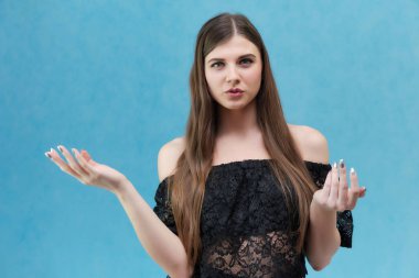 Kavramı mavi bir arka plan stüdyo ayakta kamera önünde konuşurken oldukça güzel bir esmer kız portresi. Farklı pozlar farklı duygular gösterir.