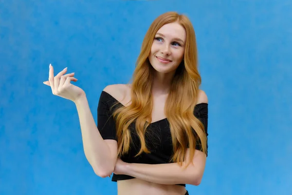 Retrato Conceptual Una Hermosa Chica Pelirroja Hablando Sobre Fondo Azul — Foto de Stock