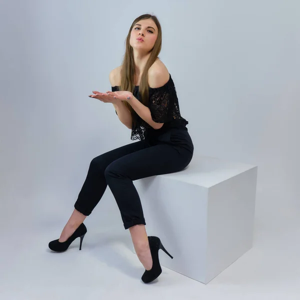 Konzeptporträt Eines Hübschen Brünetten Mädchens Das Auf Grauem Hintergrund Studio — Stockfoto