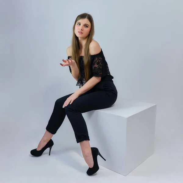 Konzeptporträt Eines Hübschen Brünetten Mädchens Das Auf Grauem Hintergrund Studio — Stockfoto