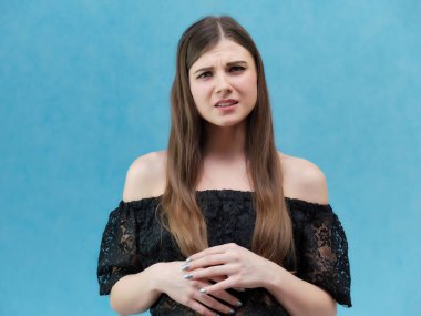 Kavramı mavi bir arka plan stüdyo ayakta kamera önünde konuşurken oldukça güzel bir esmer kız portresi. Farklı pozlar farklı duygular gösterir.