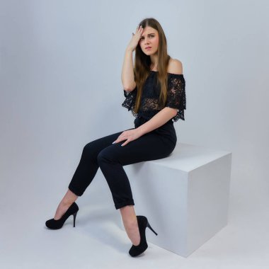 Kavramı Studio bir küp kamera önünde oturan gri bir arka plan üzerinde konuşurken bir çok güzel esmer kız portresi. Farklı pozlar farklı duygular gösteriyorlar.