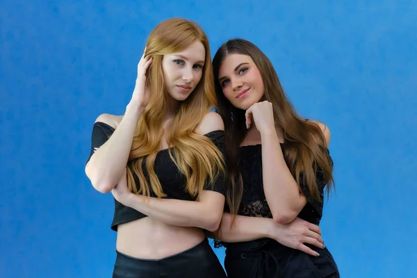 Retrato Conceitual Duas Lindas Garotas Bonitas Conversando Fundo Azul Estúdio — Fotografia de Stock