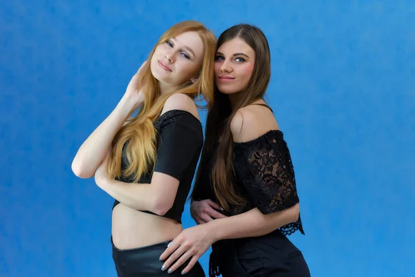 Retrato Conceitual Duas Lindas Garotas Bonitas Conversando Fundo Azul Estúdio — Fotografia de Stock