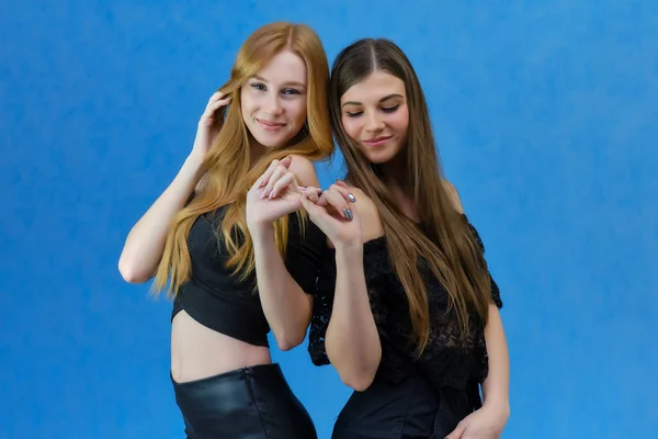 Ένα Πορτρέτο Έννοια Δύο Χαριτωμένο Όμορφα Κορίτσια Μιλάμε Ένα Μπλε — Φωτογραφία Αρχείου