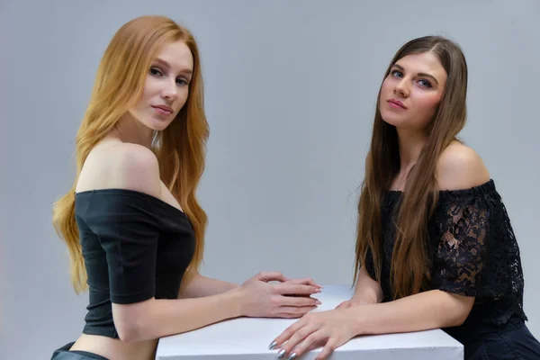 Έννοια Πορτρέτο Δύο Χαριτωμένο Όμορφα Κορίτσια Μιλάμε Γκρι Φόντο Studio — Φωτογραφία Αρχείου