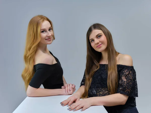 Retrato Conceito Duas Meninas Bonitas Bonitos Falando Fundo Cinza Estúdio — Fotografia de Stock