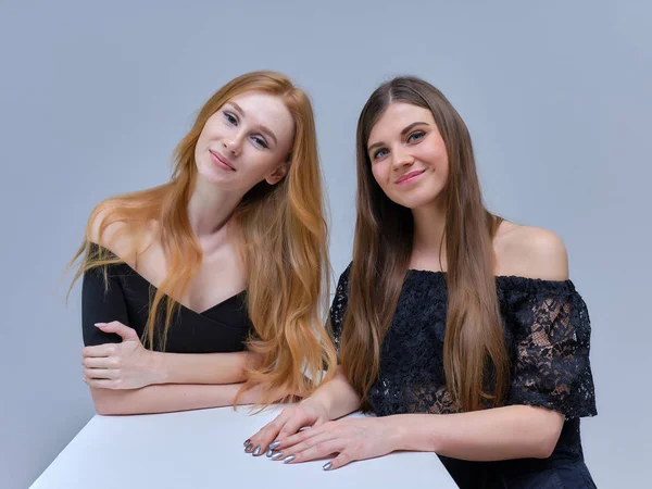 Retrato Conceito Duas Meninas Bonitas Bonitos Falando Fundo Cinza Estúdio — Fotografia de Stock