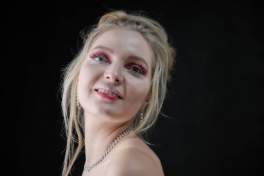 Gri bir fon üzerinde güzellik portresi bir gülümseyen sarışın kadın. Temiz cilt, doğal makyaj ve Güzellik Salonu gri bir arka plan üzerinde beyaz dişler ile gülümseyen kız