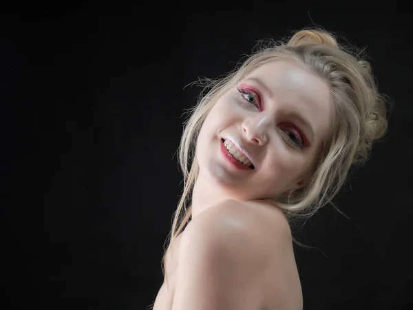 Retrato Belleza Una Mujer Rubia Sonriente Sobre Fondo Gris Chica —  Fotos de Stock