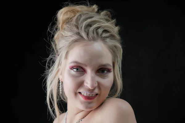 Schönheitsporträt Einer Lächelnden Blonden Frau Vor Grauem Hintergrund Lächelndes Mädchen — Stockfoto