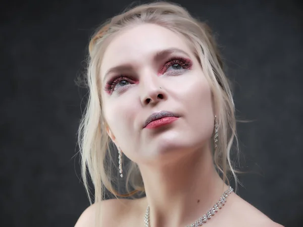 Retrato Belleza Una Mujer Rubia Sonriente Sobre Fondo Gris Chica —  Fotos de Stock