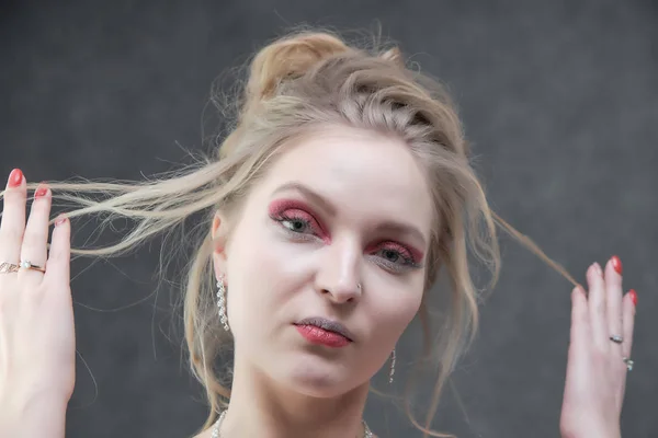 Retrato Belleza Una Mujer Rubia Sonriente Sobre Fondo Gris Chica —  Fotos de Stock