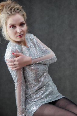 Gri bir fon üzerinde güzellik portresi bir gülümseyen sarışın kadın. Temiz cilt, doğal makyaj ve Güzellik Salonu gri bir arka plan üzerinde beyaz dişler ile gülümseyen kız