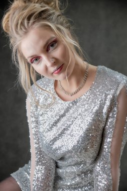 Gri bir fon üzerinde güzellik portresi bir gülümseyen sarışın kadın. Temiz cilt, doğal makyaj ve Güzellik Salonu gri bir arka plan üzerinde beyaz dişler ile gülümseyen kız