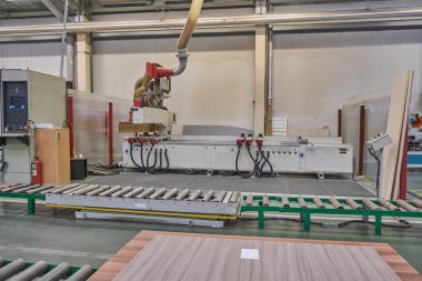 Sunta işleme ve mobilya için bir ağaç işleme kuruluşunda döşeme. Bir mobilya fabrikasında üretim hattı. Freze ve Testere makinesi ahşap işleme için.