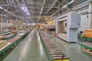 Sunta işleme ve mobilya için bir ağaç işleme kuruluşunda döşeme. Bir mobilya fabrikasında üretim hattı. Freze ve Testere makinesi ahşap işleme için.