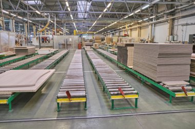 Sunta işleme ve mobilya için bir ağaç işleme kuruluşunda döşeme. Bir mobilya fabrikasında üretim hattı. Freze ve Testere makinesi ahşap işleme için.