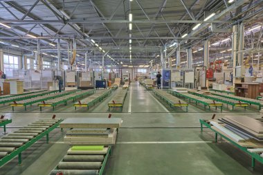 Sunta işleme ve mobilya için bir ağaç işleme kuruluşunda döşeme. Bir mobilya fabrikasında üretim hattı. Freze ve Testere makinesi ahşap işleme için.