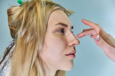 Office ile Şevval Özçelik Güzellik Güzellik Uzmanı kavramı eseri. Saç yapar, gri bir arka plan üzerinde makyaj geçerlidir.