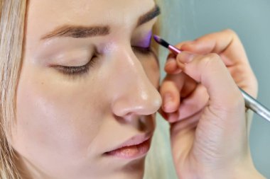 Office ile Şevval Özçelik Güzellik Güzellik Uzmanı kavramı eseri. Saç yapar, gri bir arka plan üzerinde makyaj geçerlidir.