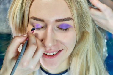 Office ile Şevval Özçelik Güzellik Güzellik Uzmanı kavramı eseri. Saç yapar, gri bir arka plan üzerinde makyaj geçerlidir.