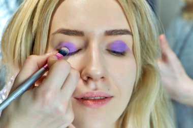 Office ile Şevval Özçelik Güzellik Güzellik Uzmanı kavramı eseri. Saç yapar, gri bir arka plan üzerinde makyaj geçerlidir.