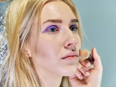 Office ile Şevval Özçelik Güzellik Güzellik Uzmanı kavramı eseri. Saç yapar, gri bir arka plan üzerinde makyaj geçerlidir.