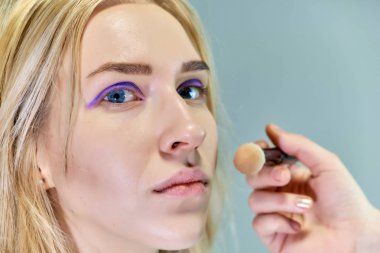 Office ile Şevval Özçelik Güzellik Güzellik Uzmanı kavramı eseri. Saç yapar, gri bir arka plan üzerinde makyaj geçerlidir.