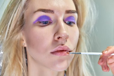 Office ile Şevval Özçelik Güzellik Güzellik Uzmanı kavramı eseri. Saç yapar, gri bir arka plan üzerinde makyaj geçerlidir.