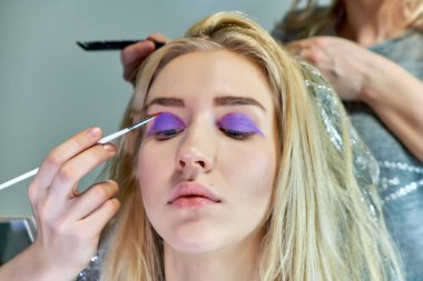 Office ile Şevval Özçelik Güzellik Güzellik Uzmanı kavramı eseri. Saç yapar, gri bir arka plan üzerinde makyaj geçerlidir.