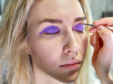 Office ile Şevval Özçelik Güzellik Güzellik Uzmanı kavramı eseri. Saç yapar, gri bir arka plan üzerinde makyaj geçerlidir.