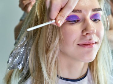 Office ile Şevval Özçelik Güzellik Güzellik Uzmanı kavramı eseri. Saç yapar, gri bir arka plan üzerinde makyaj geçerlidir.