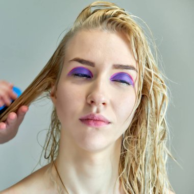 Office ile Şevval Özçelik Güzellik Güzellik Uzmanı kavramı eseri. Saç yapar, gri bir arka plan üzerinde makyaj geçerlidir.