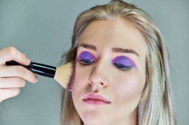 Office ile Şevval Özçelik Güzellik Güzellik Uzmanı kavramı eseri. Saç yapar, gri bir arka plan üzerinde makyaj geçerlidir.