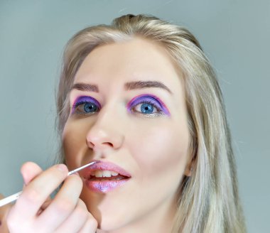 Office ile Şevval Özçelik Güzellik Güzellik Uzmanı kavramı eseri. Saç yapar, gri bir arka plan üzerinde makyaj geçerlidir.