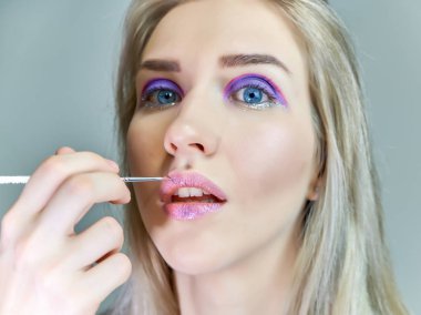 Office ile Şevval Özçelik Güzellik Güzellik Uzmanı kavramı eseri. Saç yapar, gri bir arka plan üzerinde makyaj geçerlidir.