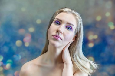 Yakın çekim portre kavramı çok renkli bir arka plan üzerinde güzel bir sarışın kız. Saç farklı yönlere geliştirir.