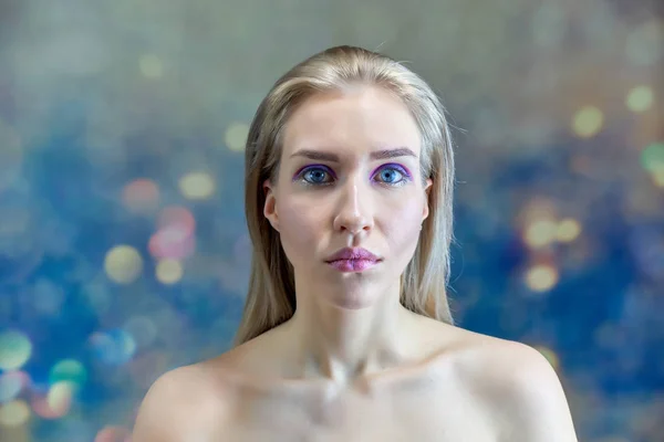 Közelkép portré koncepció egy gyönyörű szőke lány több színű háttérrel. Haj különböző irányokba fejleszt. — Stock Fotó