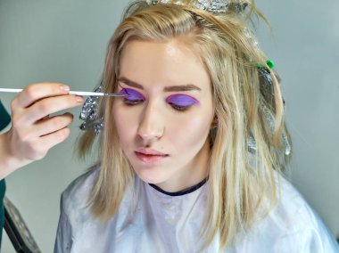 Office ile Şevval Özçelik Güzellik Güzellik Uzmanı kavramı eseri. Saç yapar, gri bir arka plan üzerinde makyaj geçerlidir.