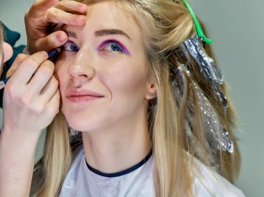 Office ile Şevval Özçelik Güzellik Güzellik Uzmanı kavramı eseri. Saç yapar, gri bir arka plan üzerinde makyaj geçerlidir.