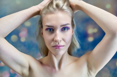 Yakın çekim portre kavramı çok renkli bir arka plan üzerinde güzel bir sarışın kız. Saç farklı yönlere geliştirir.