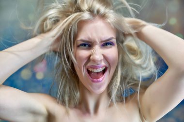 Yakın çekim portre kavramı çok renkli bir arka plan üzerinde güzel bir sarışın kız. Saç farklı yönlere geliştirir.