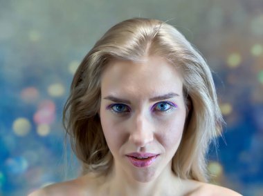 Yakın çekim portre kavramı çok renkli bir arka plan üzerinde güzel bir sarışın kız. Saç farklı yönlere geliştirir.