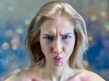 Yakın çekim portre kavramı çok renkli bir arka plan üzerinde güzel bir sarışın kız. Saç farklı yönlere geliştirir.