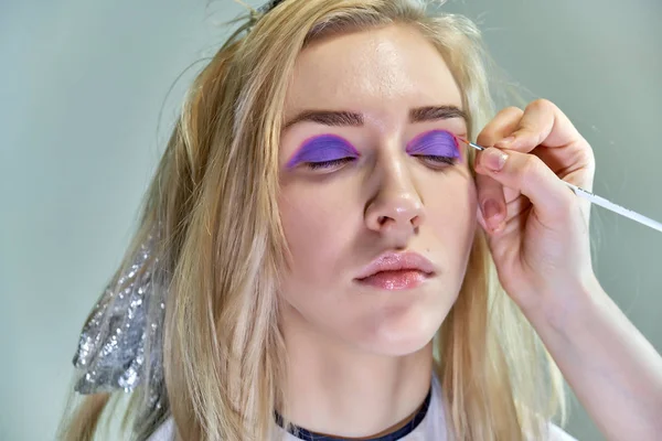 Office ile Şevval Özçelik Güzellik Güzellik Uzmanı kavramı eseri. Saç yapar, gri bir arka plan üzerinde makyaj geçerlidir.