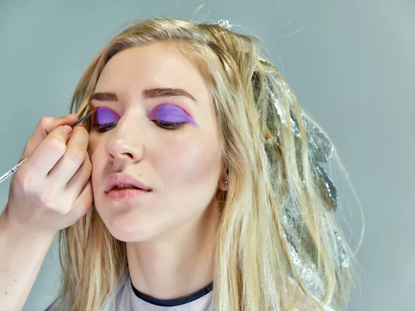 Office ile Şevval Özçelik Güzellik Güzellik Uzmanı kavramı eseri. Saç yapar, gri bir arka plan üzerinde makyaj geçerlidir.