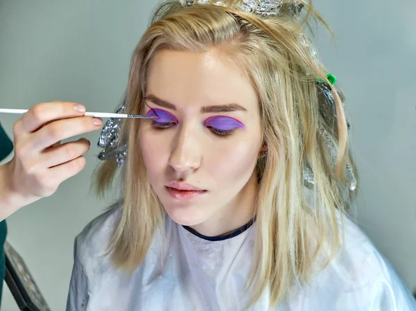 Office ile Şevval Özçelik Güzellik Güzellik Uzmanı kavramı eseri. Saç yapar, gri bir arka plan üzerinde makyaj geçerlidir.