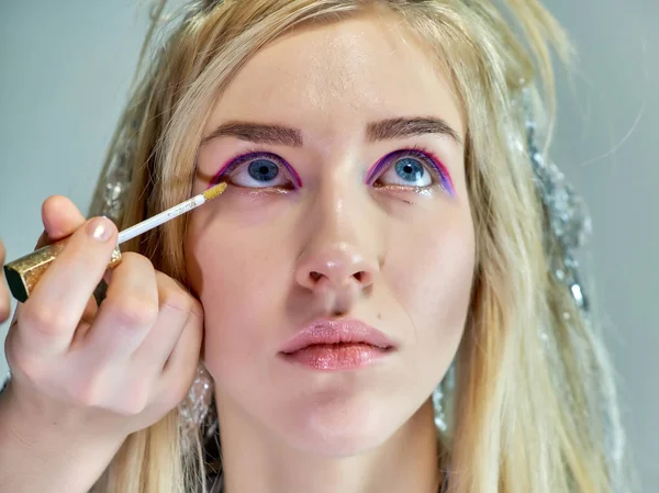 Office ile Şevval Özçelik Güzellik Güzellik Uzmanı kavramı eseri. Saç yapar, gri bir arka plan üzerinde makyaj geçerlidir.