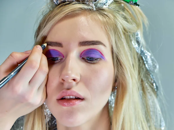 Office ile Şevval Özçelik Güzellik Güzellik Uzmanı kavramı eseri. Saç yapar, gri bir arka plan üzerinde makyaj geçerlidir.